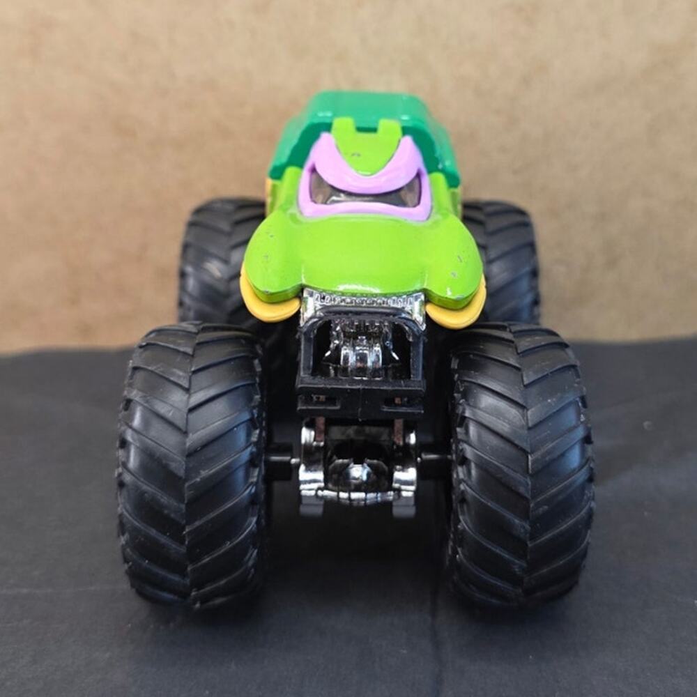 Hot Wheels Teenage Mutant Ninja Turtles (Michelangelo) 1:64 scale diecast.